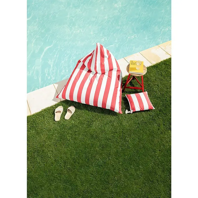 Sitting Point Sitzsack Santorin Calypso - 110 x 115 x 90 cm, Rot/Weiß, 100 % Polypropylen - Rot-weiß gestreifter Sitzsack, Kissen, Beistelltisch mit Buch und Sandalen neben dem Pool, ideal für entspannte Stunden im Freien.