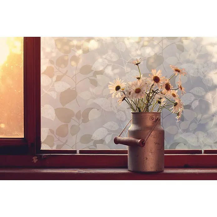 D-c-fix Static Premium Glasfolie Meterware Amena - Breite: 45 cm, Transluzent, Statisch haftend - Stillleben mit einem Milchkrug mit Gänseblümchen auf einem Fensterbrett, das eine warme, friedliche Atmosphäre erzeugt.