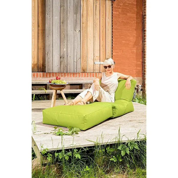 Sitting Point Sitzsack Twist Scuba90 x 70 x 80 cm, Grün, 100 % Polyester/100 % Polyvinylchlorid - Grüner Loungesessel mit einer Dame, die sich im Garten entspannt. Perfekt für sonnige Tage im Freien.