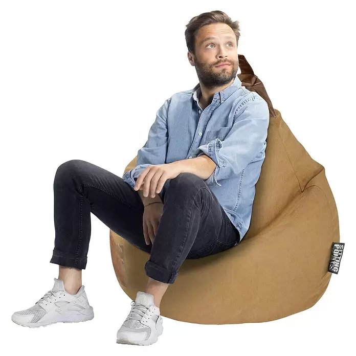 Sitting Point Sitzsack Beanbag Jamie - XL, Sand, 100 % Polyester - Beigefarbener, weicher Stoff-Sitzsack, auf dem ein Mann entspannt.