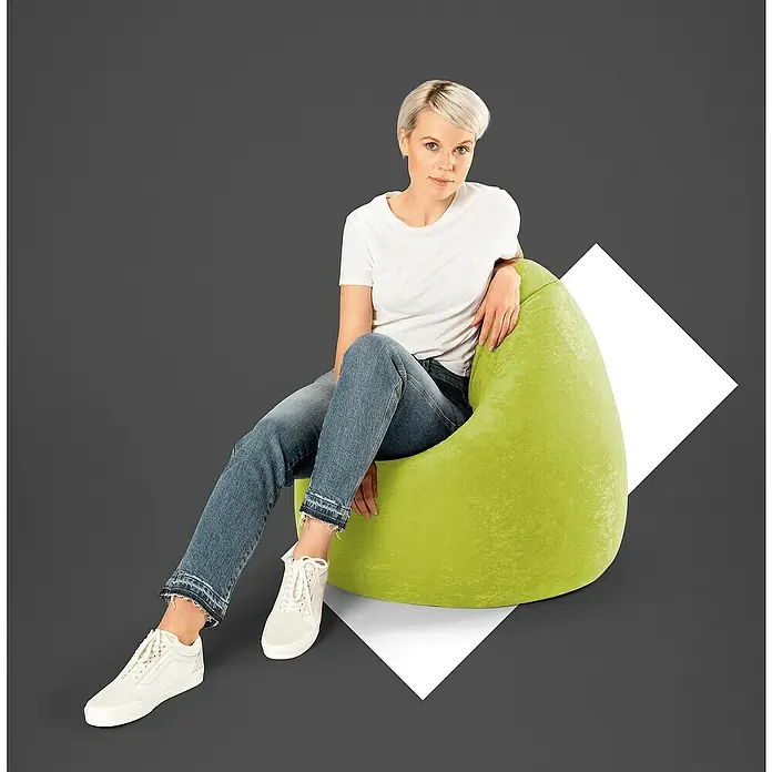 Sitting Point Sitzsack Beanbag EasyXL, Grün, 100 % Polyester - Frau sitzt auf einem limettengrünen Sitzsack, der sich ideal zum Entspannen eignet. Bequemer und stilvoller Sitzsack für dein Zuhause.