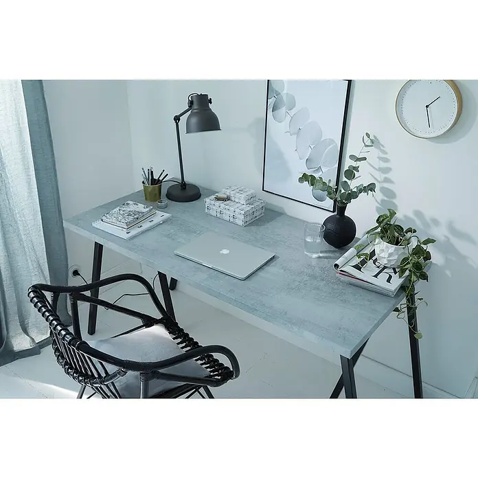 D-c-fix Dekore Klebefolie Croncrete - 200 x 45 cm, Grau, Selbstklebend - Ein eleganter Arbeitsbereich mit einem modernen Schreibtisch, einer Schreibtischlampe und dekorativen Elementen wie Pflanzen und Bildern.