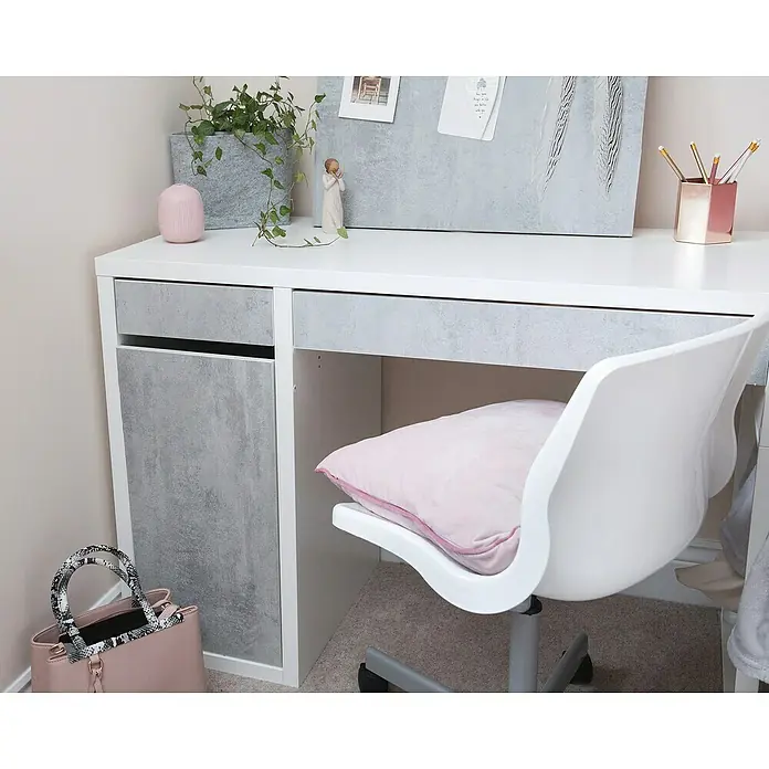 D-c-fix Dekore Klebefolie Croncrete - 200 x 45 cm, Grau, Selbstklebend - Nahaufnahme eines weißen Schreibtisches mit Beton-Akzenten, ergänzt durch eine elegante Handtasche und einen bequemen Bürostuhl.