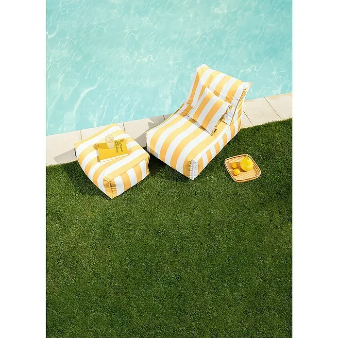 Sitting Point Sitzhocker Santorin Roll - 65 x 55 x 35 cm, Gelb/Weiß, 100 % Polypropylen - Bild eines gelb-weiß gestreiften Sitzsacks und eines Hockers neben einem Pool, ideal für entspannte Stunden im Freien.