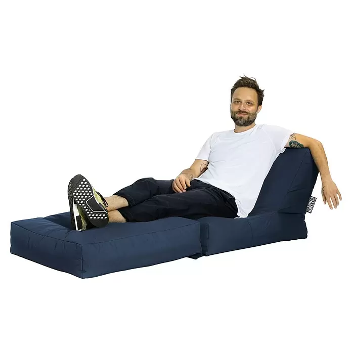 Sitting Point Sitzsack Twist Scuba - 90 x 70 x 80 cm, Jeansblau, 100 % Polyester - Mann entspannt sich auf einem dunkelblauen modularen Sitzsack-Lounger mit hochgelegten Füßen.