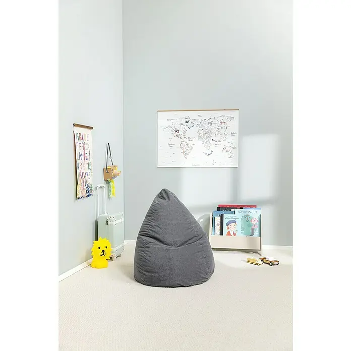 Sitting Point Sitzsack Beanbag Easy - L, Anthrazit, 100 % Polyester - Ein grauer Sitzsack im Kinderzimmer, ergänzt durch Bücherregal, Weltkarte und Spielzeug.