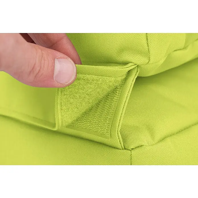 Sitting Point Sitzsack Twist Scuba90 x 70 x 80 cm, Grün, 100 % Polyester/100 % Polyvinylchlorid - Nahaufnahme eines hellgrünen Kissenbezugs mit Klettverschluss, der von einer Hand gehalten wird. Detailaufnahme der hochwertigen Verarbeitung.