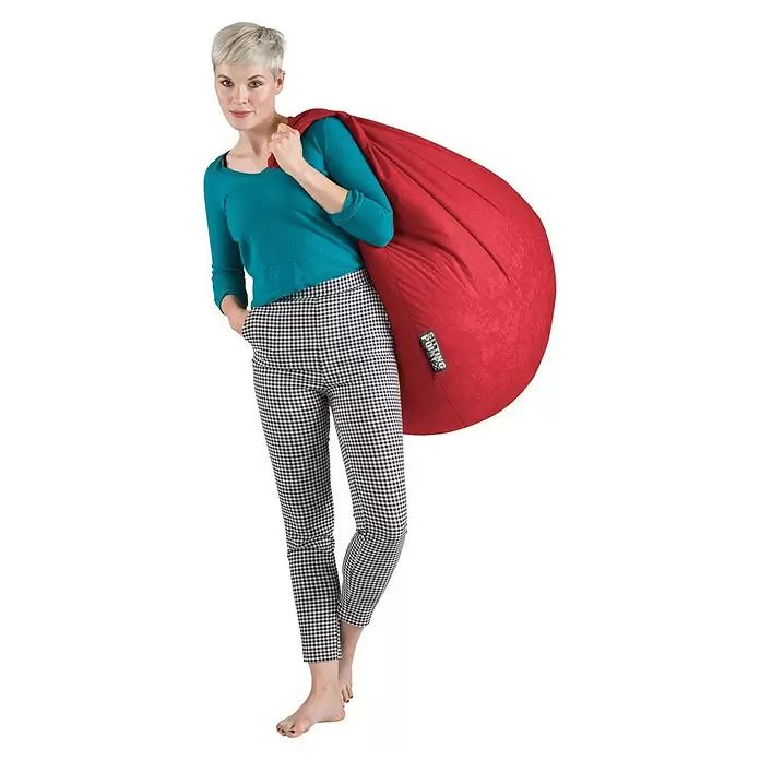 Sitting Point Sitzsack Beanbag Easy - XL, Rot, 100 % Polyester - Roter Sitzsack mit 'Sitting Points'-Etikett, über der Schulter einer Frau getragen, was sein tragbares Design hervorhebt.