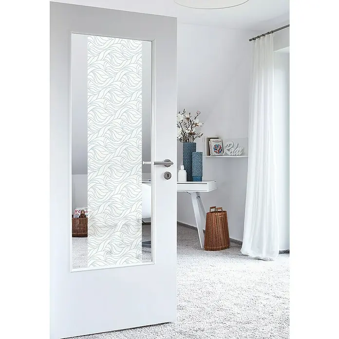 D-c-fix Static Glasfolie Antwerpen - 150 x 90 cm, Transluzent, Statisch haftend - Eine elegante weiße Tür mit einem stilvollen, teilverglasten Einsatz, der mit einem dezenten Wellenmuster versehen ist und dem Raum eine moderne Note verleiht.