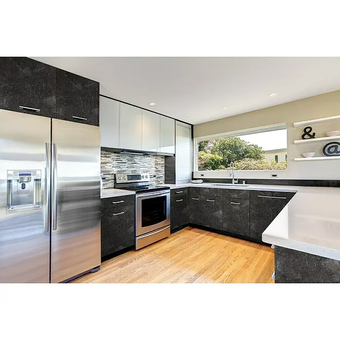 D-c-fix Dekore Klebefolie Avellino Beton - 200 x 45 cm, Schwarz, Selbstklebend - Helles Küchendesign mit modernen Geräten. Der Edelstahl-Kühlschrank fügt sich nahtlos in die dunklen Schränke ein.