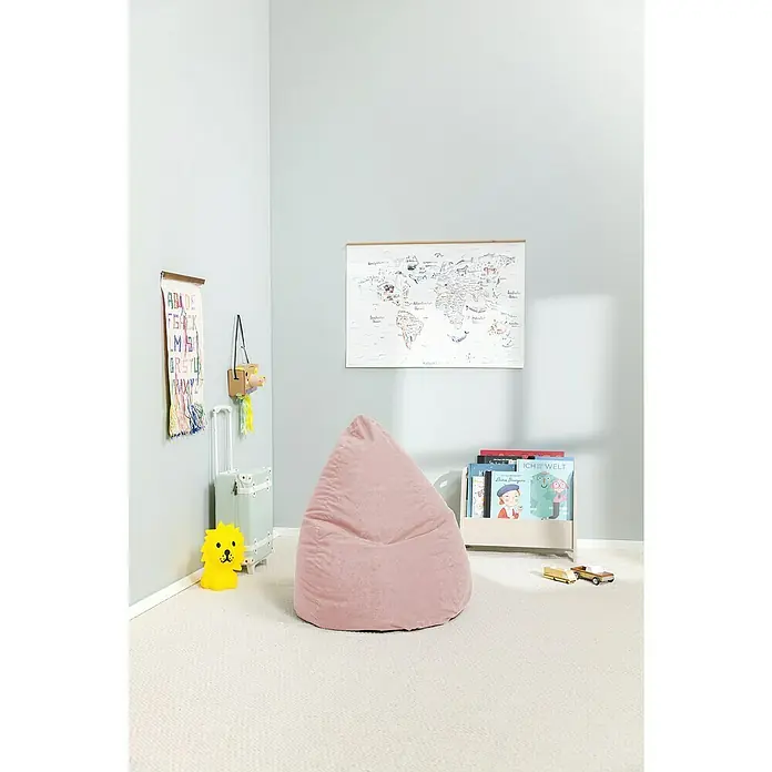 Sitting Point Sitzsack Beanbag Easy - L, Altrose, 100 % Polyester - Ein gemütlicher, rosafarbener Sitzsack im Kinderzimmer, der zum Entspannen und Lesen einlädt. Eine Weltkarte und Bücherregal ergänzen das Ambiente.