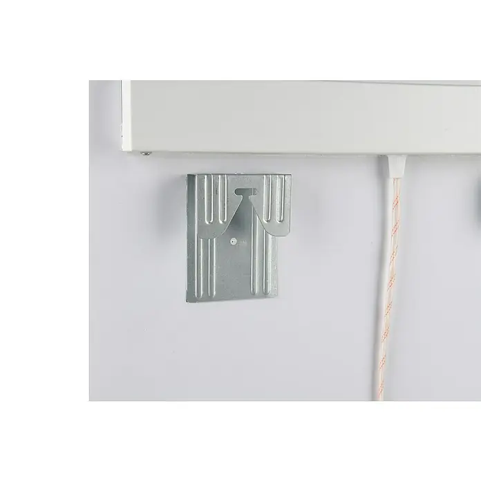 Lichtspiegel Line - 50 x 70 cm, Leuchtmittel - Nahaufnahme einer Metallhalterung zur Befestigung eines Heizpaneels an einer weißen Wand. Die Halterung ist aus robustem Metall gefertigt.