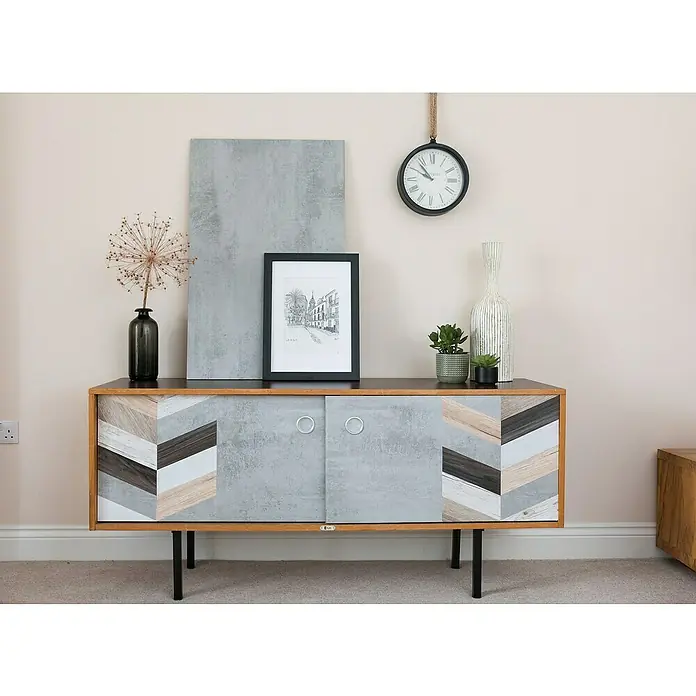 D-c-fix Dekore Klebefolie Croncrete - 200 x 45 cm, Grau, Selbstklebend - Elegantes Sideboard mit auffälligem Chevron-Muster, grauen Türen und stilvollen Deko-Elementen für ein modernes Wohnambiente.