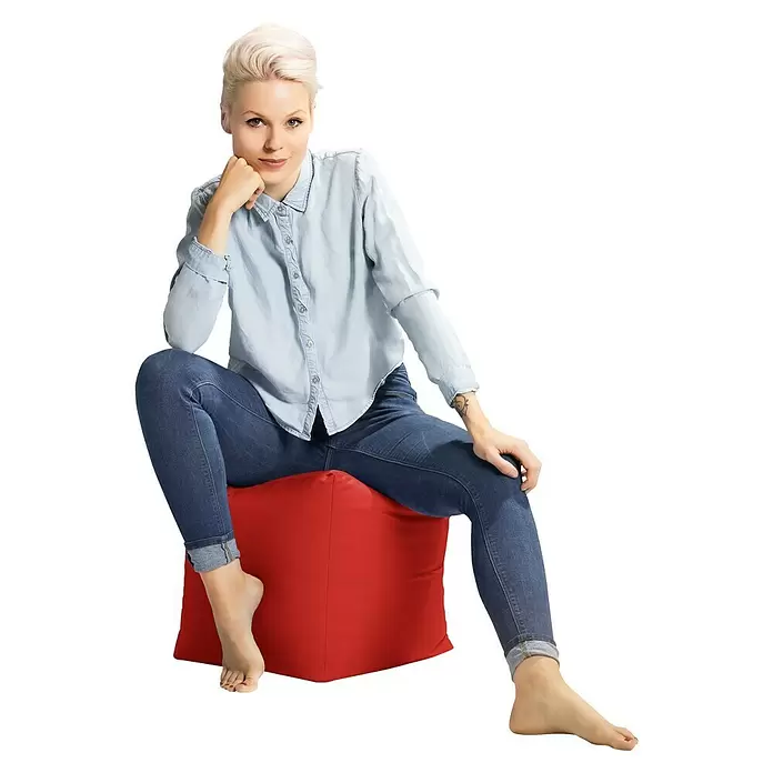 Sitting Point Sitzhocker Cube Scuba - 40 x 40 x 40 cm, Rot, 100 % Polyester - Roter, würfelförmiger Pouf, als bequeme Sitzgelegenheit genutzt.