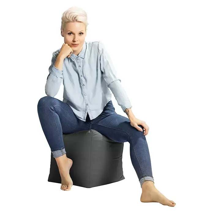 Sitting Point Sitzhocker Cube Scuba - 40 x 40 x 40 cm, Anthrazit, 100 % Polyester - Dunkelgrauer Sitzsack, von einer Frau als Sitzgelegenheit genutzt.
