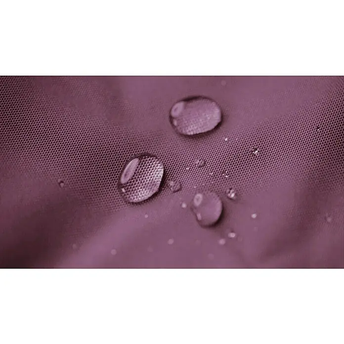 Sitting Point Sitzhocker Cube Scuba - 40 x 40 x 40 cm, Aubergine, 100 % Polyester - Nahaufnahme von Wassertropfen auf einem wasserabweisenden, rosafarbenen Stoff, der die feuchtigkeitsabweisenden Eigenschaften des Materials hervorhebt.
