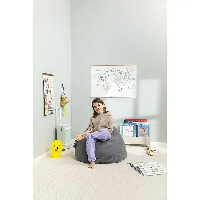 Sitting Point Sitzsack Beanbag Easy - L, Anthrazit, 100 % Polyester - Ein Mädchen sitzt auf einem grauen Sitzsack in einem Kinderzimmer. Der bequeme Sitzsack bietet eine tolle Sitzgelegenheit zum Entspannen.