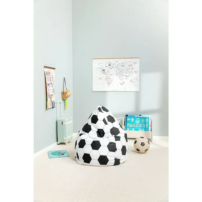 Sitting Point Sitzsack Beanbag Fußball - L, Schwarz/Weiß, 100 % Baumwolle - Ein Kinderzimmer mit einem Fußball-Sitzsack, einem Globus und einigen Büchern. Perfekt zum Spielen und Lernen.