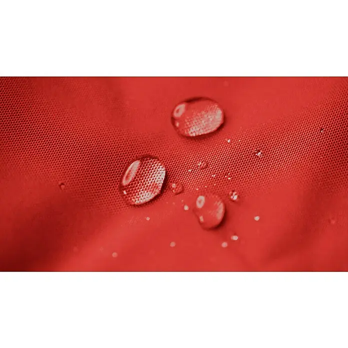 Sitting Point Sitzhocker Cube Scuba - 40 x 40 x 40 cm, Rot, 100 % Polyester - Nahaufnahme von Wassertropfen, die auf einem wasserabweisenden, roten Stoff liegen und die feuchtigkeitsbeständigen Eigenschaften demonstrieren.