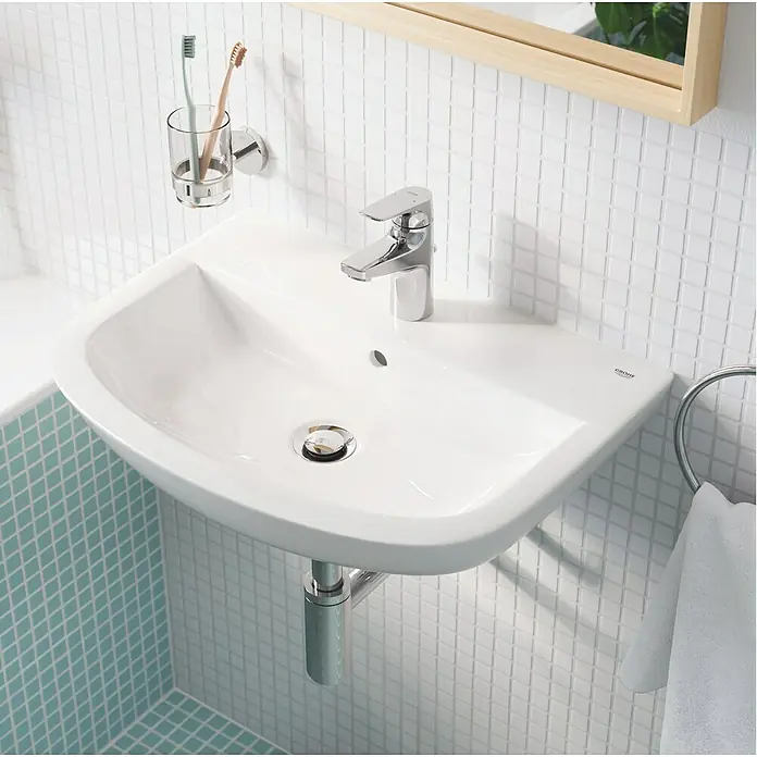 Grohe Essentials Ersatz-Zahnputzglas - Glas, Transparent - Nahaufnahme eines modernen, weißen Aufsatzwaschbeckens mit Armatur und Handtuchhalter, ideal für ein stilvolles Badezimmer.