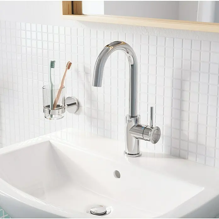 Grohe Essentials Ersatz-Zahnputzglas - Glas, Transparent - Nahaufnahme einer modernen Badezimmerarmatur von Grohe mit einem eleganten Design und einem passenden Zahnputzbecher.