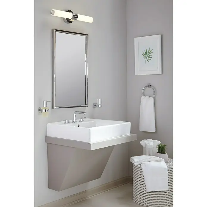 Grohe Essentials Zahnputzbecher - Mit Halterung, Chrom, Glänzend - Helles Badezimmer mit einem modernen Waschbecken, einem beleuchteten Spiegel und weißen Handtüchern.