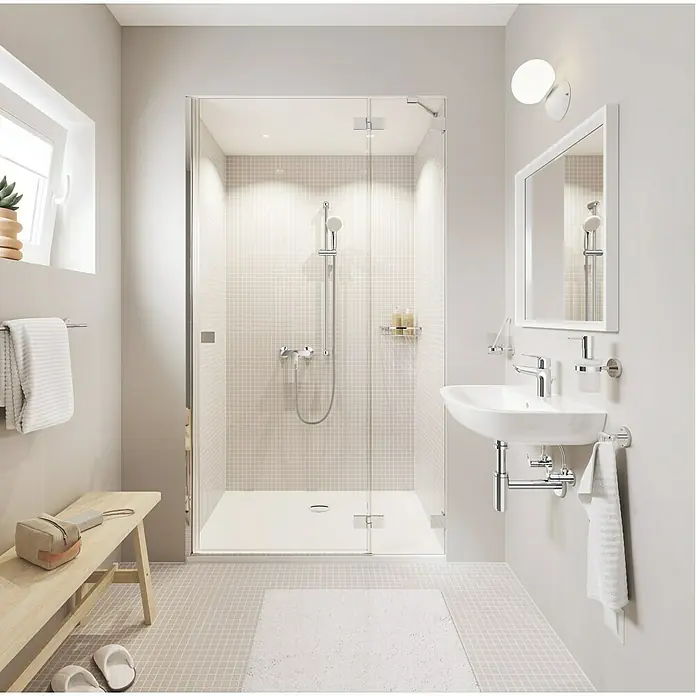 Grohe Essentials Ersatz-Zahnputzglas - Glas, Transparent - Ein Badezimmer mit einer Duschkabine mit klaren Glastüren, einem weißen Waschtisch und einem Spiegel.
