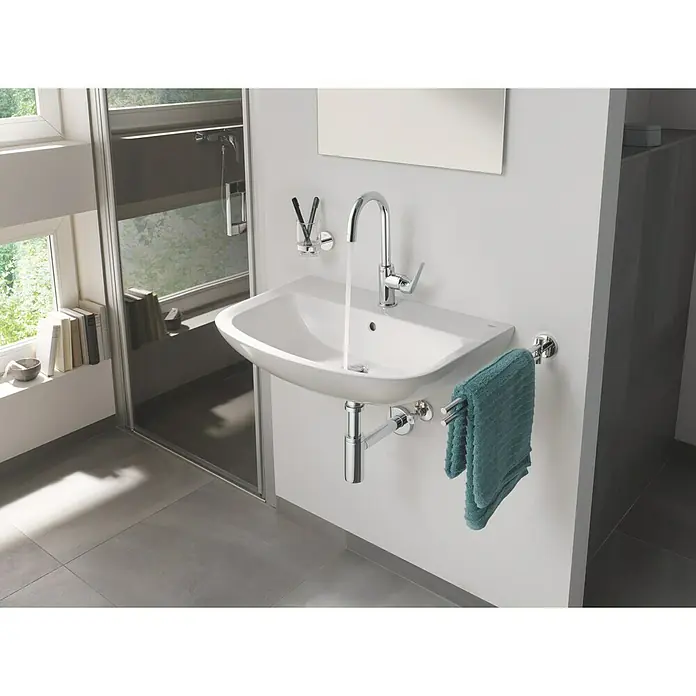 Grohe Essentials Ersatz-Zahnputzglas - Glas, Transparent - Ein elegantes Waschbecken mit Armatur und Handtuchhalter in einem modernen Badezimmer. Das Design ist schlicht und funktional.