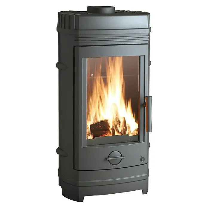 Invicta Estufa de leña Cassine - 10 kW, Volumen de calefacción: 400 m³, Antracita - Una imagen detallada que muestra una estufa de leña con leña ardiendo en su interior, que irradia calor y confort.