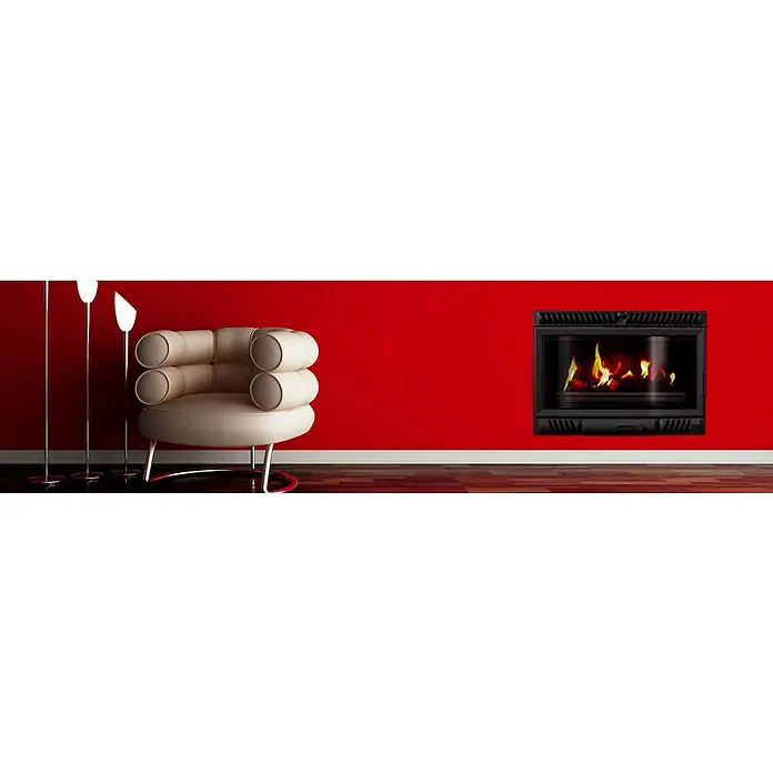 Insert de leña 800A - L x An x Al: 45 x 79,5 x 57,5 cm, 12 kW, 362,5 m³, Negro - Interior acogedor con un sillón color crema y una moderna chimenea negra sobre una pared roja. Lámparas elegantes que complementan el ambiente.