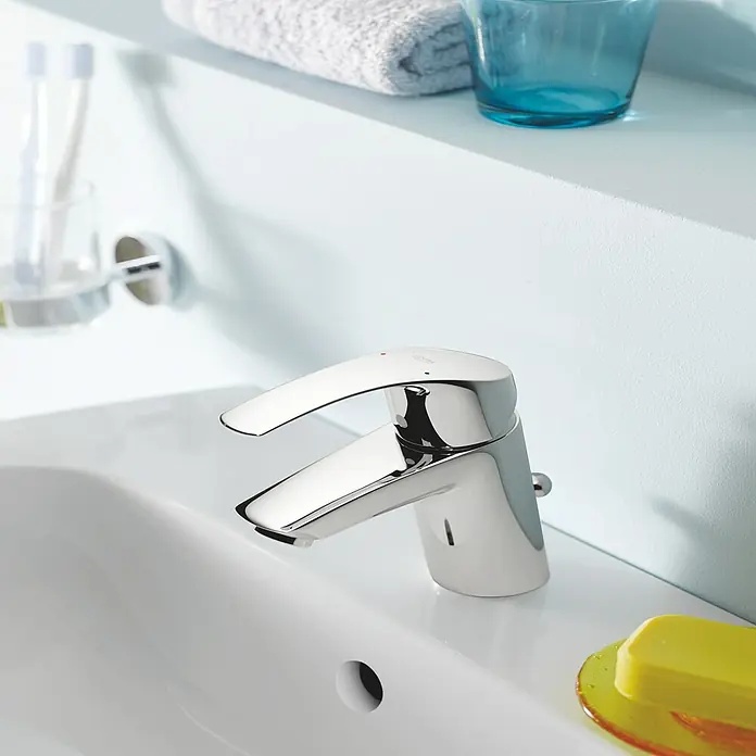Grohe Eurosmart Waschtischarmatur S-Size - Mit Zugstange, Chrom, Glänzend - Glänzender Chrom-Wasserhahn auf einem weißen Waschbecken mit Seife. Handlicher Einhebelmischer für das moderne Badezimmer.