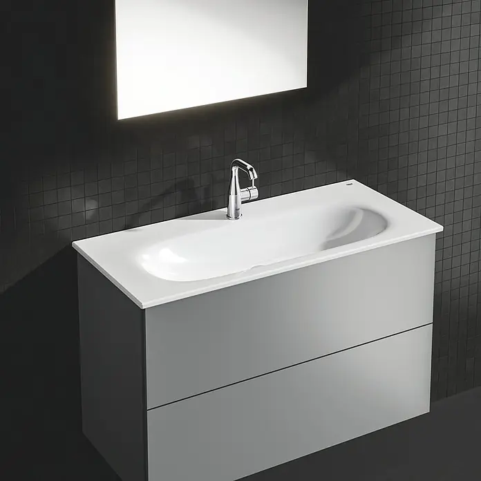 Grohe Essence New Waschtischarmatur M-Size - Mit Zugstange, Chrom, Glänzend - Moderne Waschtischkombination in Grau mit weißem Aufsatzwaschbecken und LED-Spiegel für ein stilvolles Badezimmer.