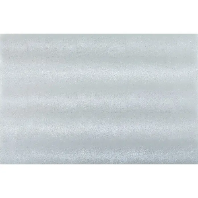D-c-fix Static Premium Glasfolie Sofelto - 150 x 90 cm, Transluzent, Statisch haftend - Nahaufnahme eines weichen, silberfarbenen Stoffes mit subtilen, horizontalen Texturen. Der Stoff hat einen leichten Glanz und eine zarte Struktur.