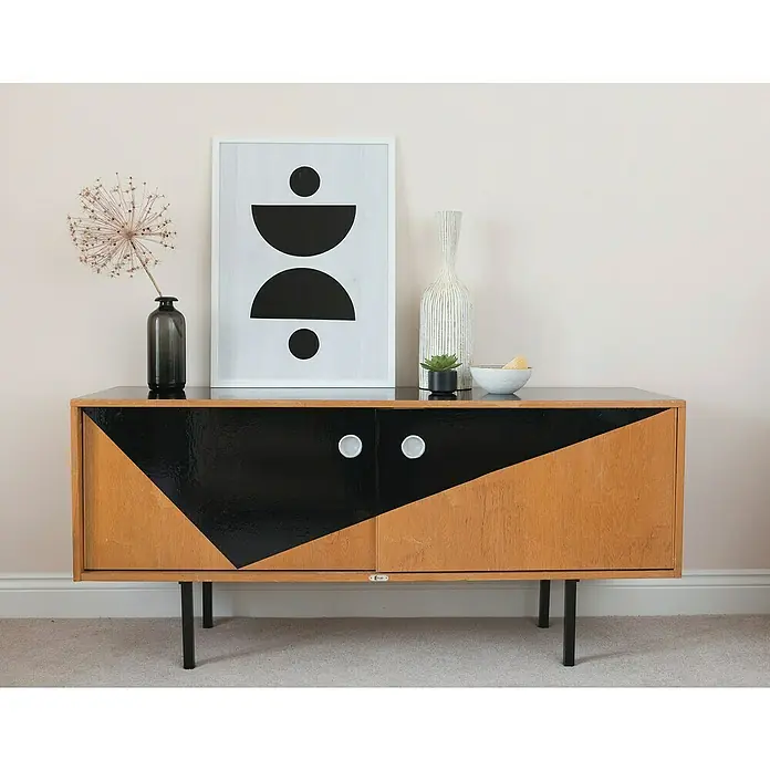 D-c-fix Klebefolie Uni Lack - 200 x 67,5 cm, Schwarz, Selbstklebend - Mid-Century Sideboard mit schwarzer Lackierung und Holzdetails, dekoriert mit Kunst und Accessoires.