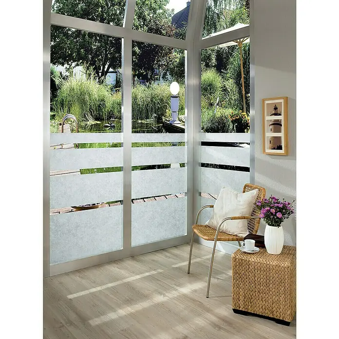 D-c-fix Glasfolie Reispapier - 200 x 45 cm, Transluzent, Selbstklebend - Innenraum mit Fensterfolie mit horizontalen Streifen für Privatsphäre und Dekoration, ergänzt durch einen Stuhl und Beistelltisch.