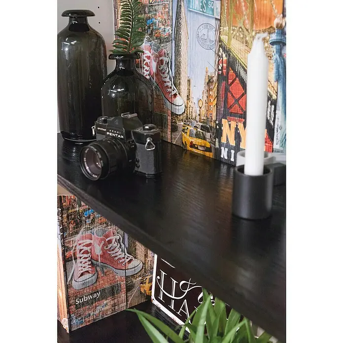 D-c-fix Holzoptikfolie Blackwood - 200 x 67,5 cm, Schwarz, Selbstklebend - Dekoratives Regal mit einer Vintage-Kamera, dunklen Glasvasen, Kerze und New York Motiven als Hingucker.