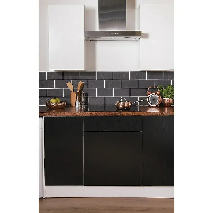 D-c-fix Holzoptikfolie Blackwood - 200 x 67,5 cm, Schwarz, Selbstklebend - Küchendekoration mit weißen Hängeschränken, dunklen Arbeitsplatten und einem edlen Dunstabzug für ein modernes Küchendesign.
