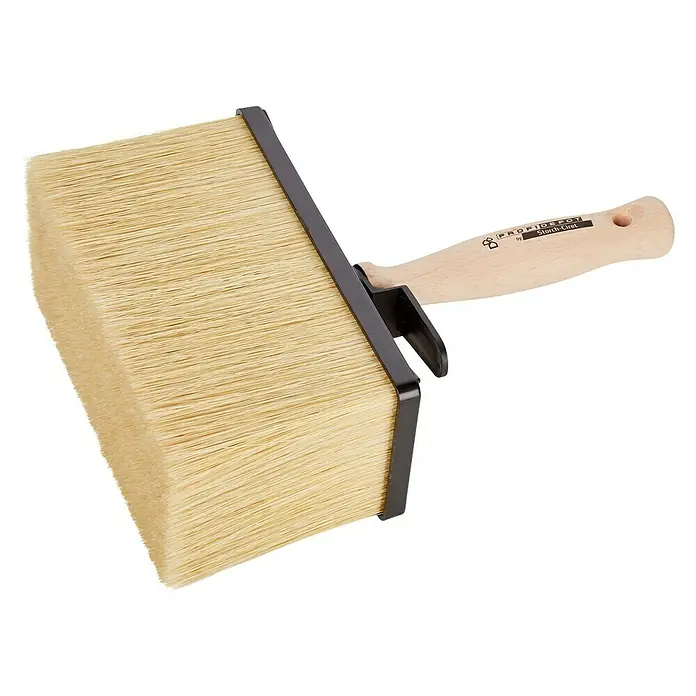 Profi Depot by Storch-Ciret Deckenbürste - Maße Kopf: 180 x 80 mm, Vulkanisierte Borsten - Nahaufnahme einer Quastbürste mit Holzgriff und schwarzer Halterung, die ideal für Malerarbeiten und zum Auftragen von Farben geeignet ist.