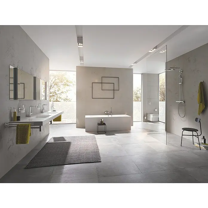 Grohe Essentials WC-Bürstengarnitur - Mit Halterung, Supersteel, Matt - Helles Badezimmer mit Doppelwaschbecken, Badewanne und Dusche, stilvolles Interieur mit grauen Akzenten und moderner Ausstattung.