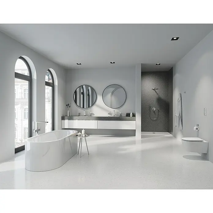 Grohe Essentials Bademantelhaken - Supersteel, Glänzend - Ein modernes Badezimmer mit einer freistehenden Badewanne und Doppelwaschbecken mit runden Spiegeln, das elegantes Design und Funktionalität vereint.