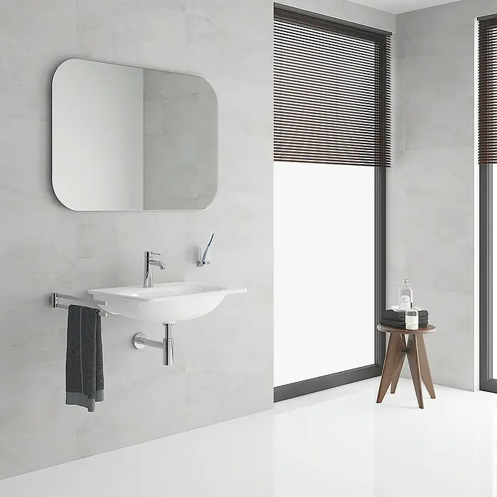 Grohe Essence New Waschtischarmatur S-Size - Chrom, Glänzend, Mit Energiespar-Funktion - Modernes Badezimmer mit Waschbecken, Spiegel und Fenster mit Jalousien für ein helles und stilvolles Ambiente.