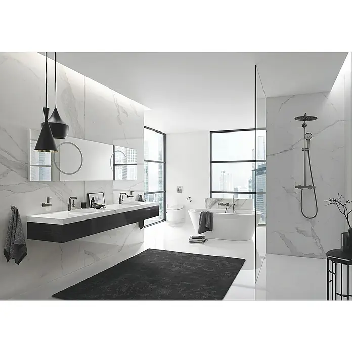 Grohe Essence New Waschtischarmatur M-Size - Mit Zugstange, Hard Graphite, Matt - Elegantes Badezimmer mit modernen Armaturen. Die schwarzen Akzente setzen stilvolle Kontraste zu den hellen Marmorfliesen und dem Waschtisch.