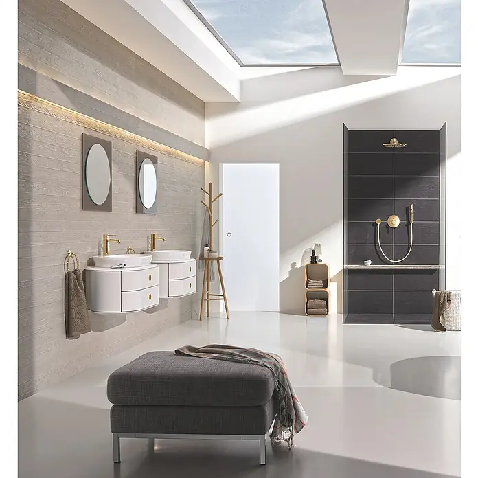 Grohe Essence New Waschtischarmatur S-Size - Mit Zugstange, Cool Sunrise, Glänzend - Elegantes Badezimmerdesign mit Doppelwaschtisch, stilvoller Dusche und gemütlicher Sitzgelegenheit unter einem hellen Oberlicht.