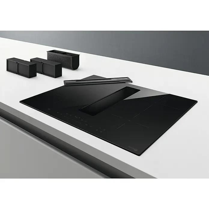 Turboair Placa de cocción con campana Impulso - L x An: 51,5 x 60 cm, Número de fogones de inducción: 4 ud., Inducción - Placa de cocción negra con sistema de extracción integrado y accesorios sobre una encimera blanca.