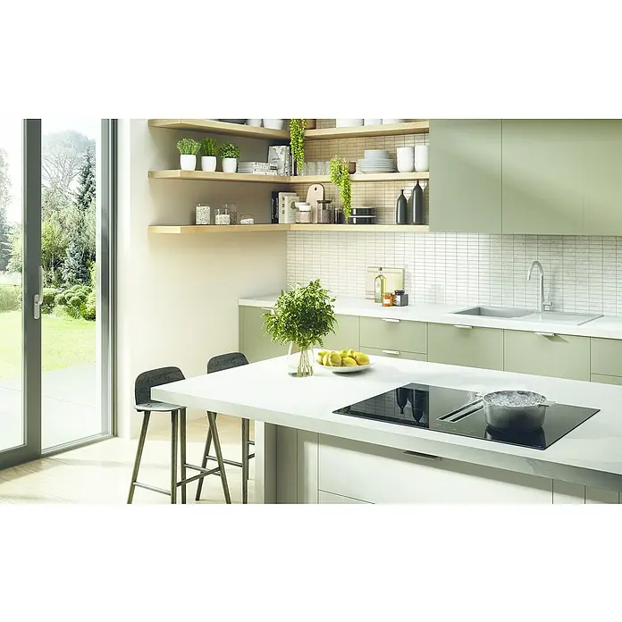 Turboair Placa de cocción con campana Impulso - L x An: 51,5 x 83 cm, Número de fogones de inducción: 4 ud., Inducción - Escena de cocina con placa de cocina en una isla, rodeada de armarios verdes y estanterías abiertas, mostrando un diseño moderno y luminoso.