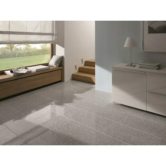 Natursteinfliese Bianco Cordo - 30,5 x 61 cm, Grau, Glänzend, Poliert - Helles Interieur mit modernem Fliesenboden in Grau, der dem Raum ein elegantes Aussehen verleiht und sich harmonisch in das Gesamtbild einfügt.