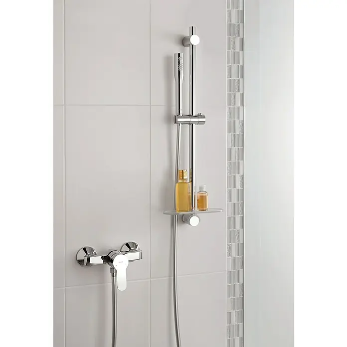 Grohe Handbrause Vitalio Get - Anzahl Funktionen: 1 Stk., Chrom - Hochformatige Nahaufnahme eines Badezimmers mit Grohe Duscharmatur, Shampoo und Mosaikfliesen.