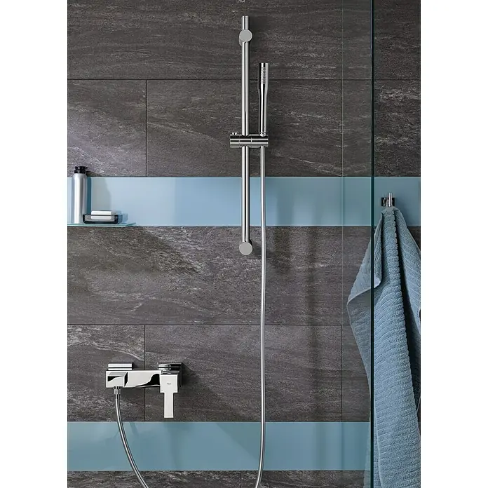 Grohe Handbrause Vitalio Get - Anzahl Funktionen: 1 Stk., Chrom - Nahaufnahme einer modernen Duscharmatur mit Handbrause und blauem Akzentstreifen an der Wand.