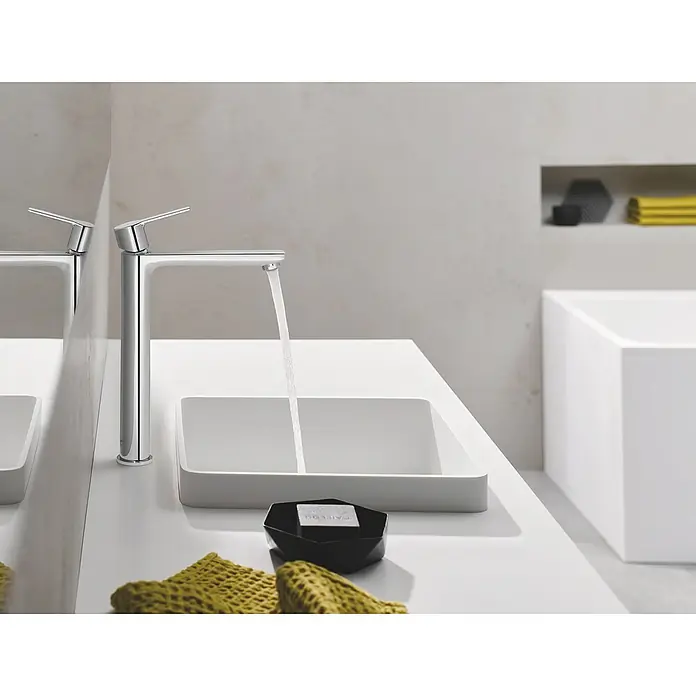 Grohe Lineare Waschtischarmatur XL-Size - Chrom, Glänzend - Zeitgenössische Badarmatur mit klaren Linien und fließendem Wasser in einem modernen Badezimmer.