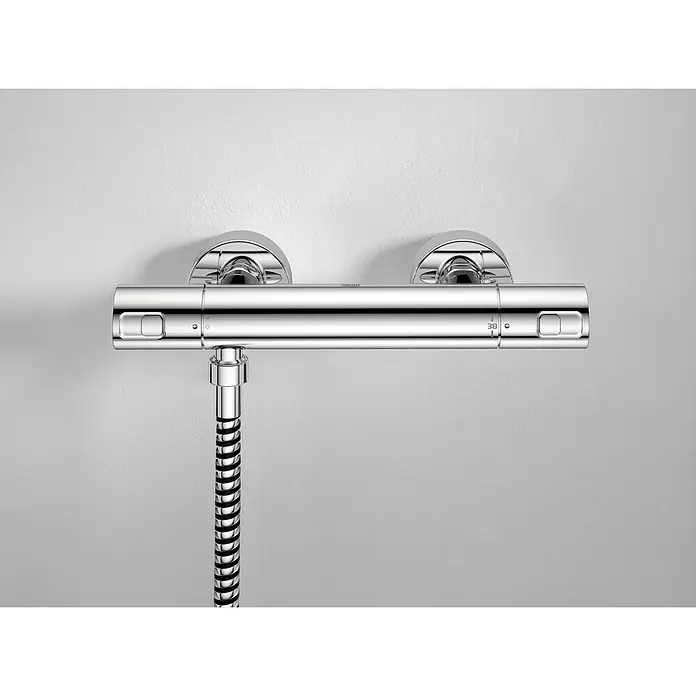 Grohe Grifo con termostato Precision Joy - Ancho: 29,9 cm, Cromo, Resplandeciente - Un mezclador termostático de ducha Grohe cromado con manguera de ducha, montado en una pared blanca.
